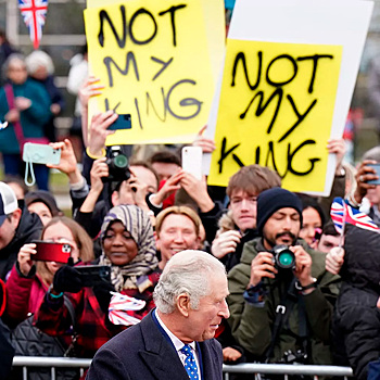«Не мой король»: Карл III проигнорировал протестующих во время последней прогулки