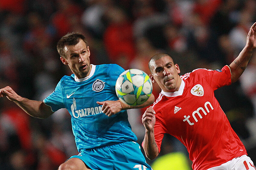 Полузащитник ФК «Зенит» Сергей Семак и защитник ФК «Бенфика» Максимильяно Перейра (слева направо) в матче 1/8 финала Лиги Чемпионов УЕФА 2011/12 между ФК «Бенфика» (Португалия, Лиссабон) и ФК «Зенит» (Россия, Санкт-Петербург)