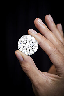 В Лондоне представили редчайший белый бриллиант весом более ста карат