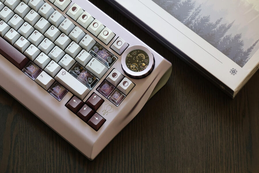 Wuque Studio выпустила тяжелую и дорогую клавиатуру с фейковыми механическими часами
