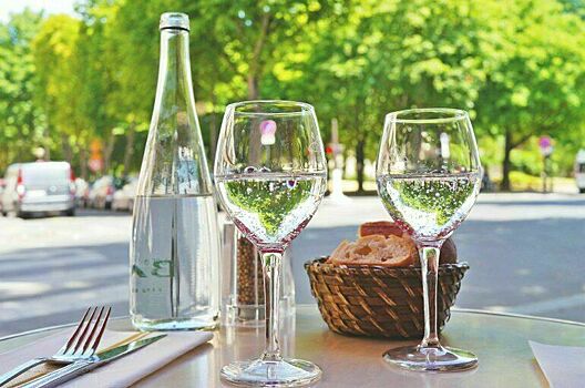 За что россияне любят и ненавидят летние кафе