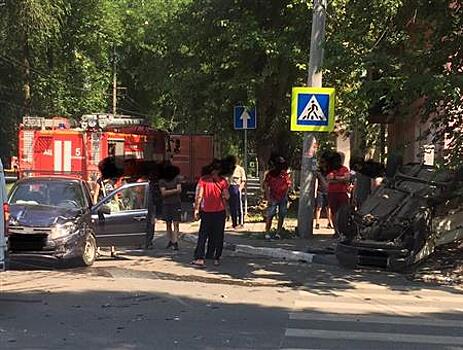 Три человека пострадали при столкновении Lada Granta и ВАЗ-21099 в Самаре