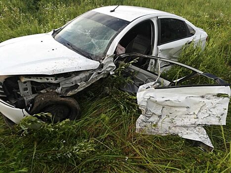 Две машины выбросило с дороги после массового ДТП под Калугой