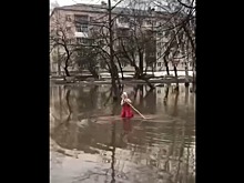 Плавающие на плотах дети в Екатеринбурге попали на видео