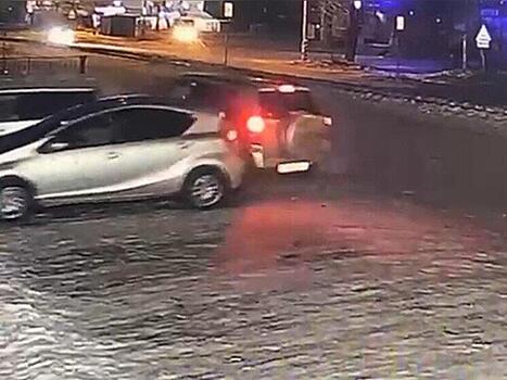 В Чите водитель внедорожника протаранил три машины на парковке