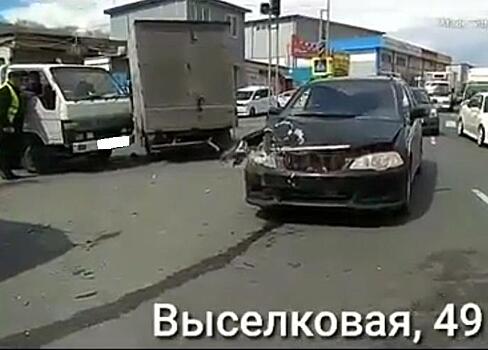 Во Владивостоке на опасном участке дороги произошло очередное ДТП