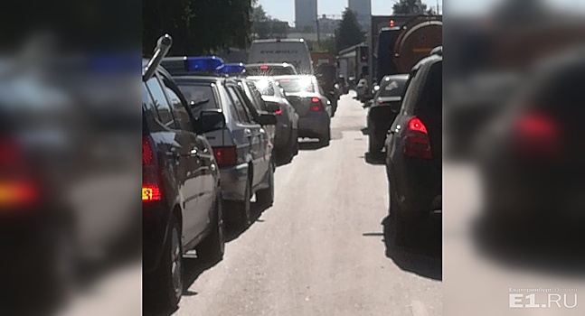 Автомобилисты встали в огромную пробку на Завокзальной из-за закрытия проезда у Макаровского моста