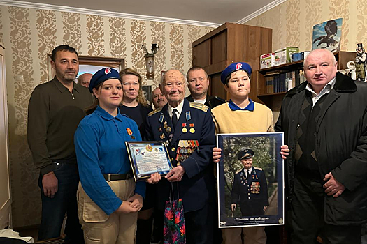Участники клубных формирований ЦОК ВКС и юнармейцы Москвы поздравили ветерана Рифгата Гареева с 98-летием