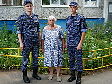 Росгвардейцы в Оренбурге помогли заблудившейся пенсионерке добраться до дома