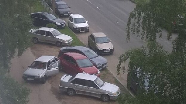 Виновник массовой аварии в Петербурге сбежал с места ДТП