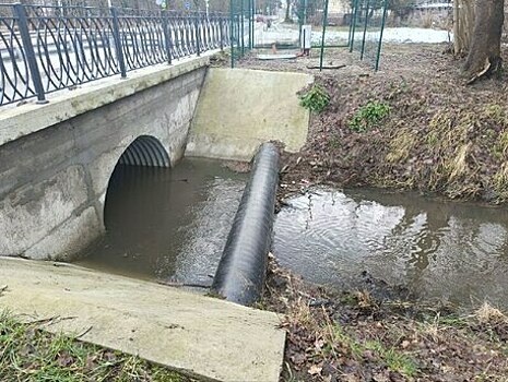 В Зеленоградске шторм разрушил два спуска к морю