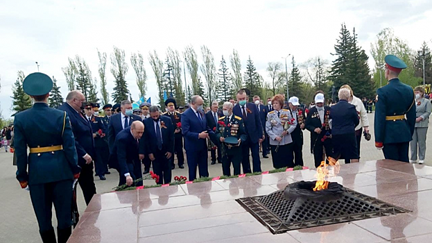 День Победы в Саратове. Губернатор возложил цветы к мемориалу на Соколовой горе