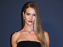 Возлюбленная Стетхэма в прозрачном топе вышла на публику