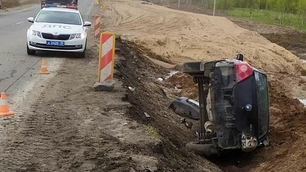 Иномарка оказалась в кювете под Вологдой: водитель скрылся с места ДТП, есть пострадавшие