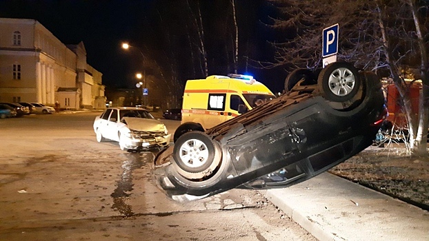 Автоледи не поделили дорогу в Вологде: одна машина перевернулась