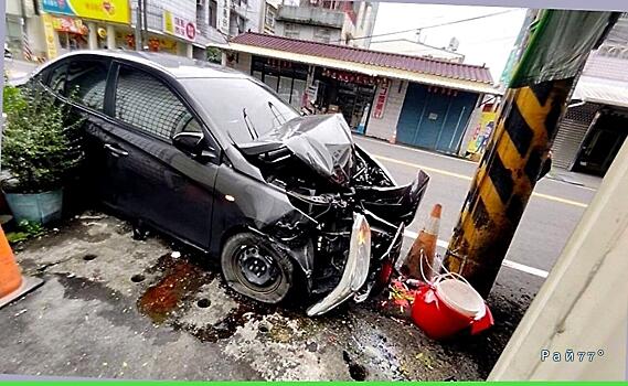 Ж/Б препятствие оказалось на пути у неуправляемого автомобиля