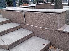 Курян возмущает состояние памятника в сквере на Перекальского