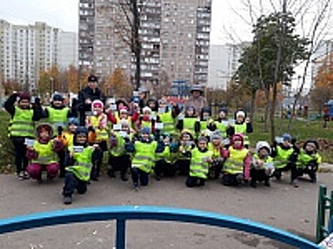 Сотрудники ОГИБДД Зеленограда обучают детей соблюдению мер дорожной безопасности на проезжей части