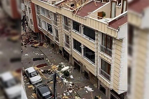 Не менее пяти человек погибли во время урагана в Стамбуле