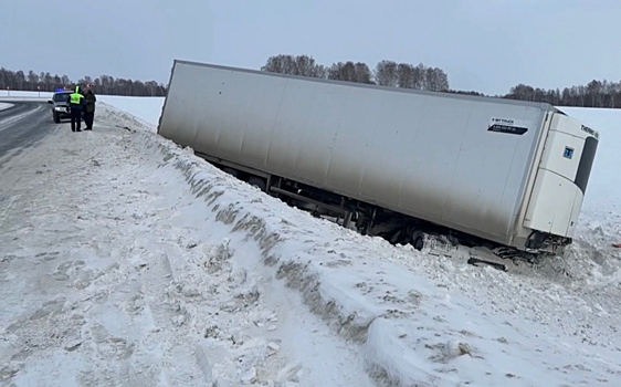 В Кузбассе фура съехала в кювет из-за непогоды
