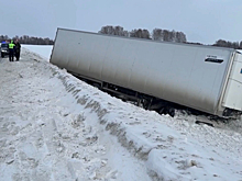 В Кузбассе фура съехала в кювет из-за непогоды