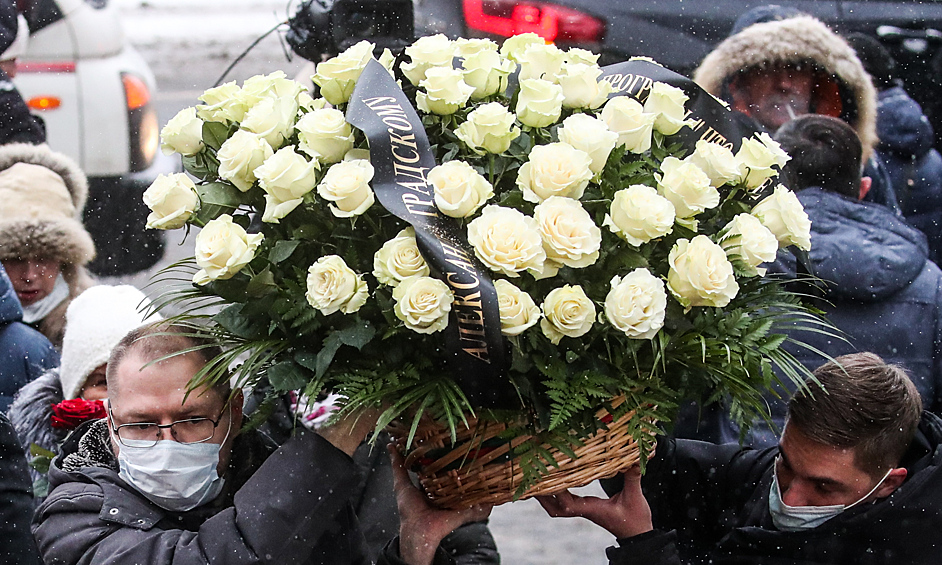 Люди с цветами у театра "Градский холл", где проходит церемония прощания с народным артистом России Александром Градским