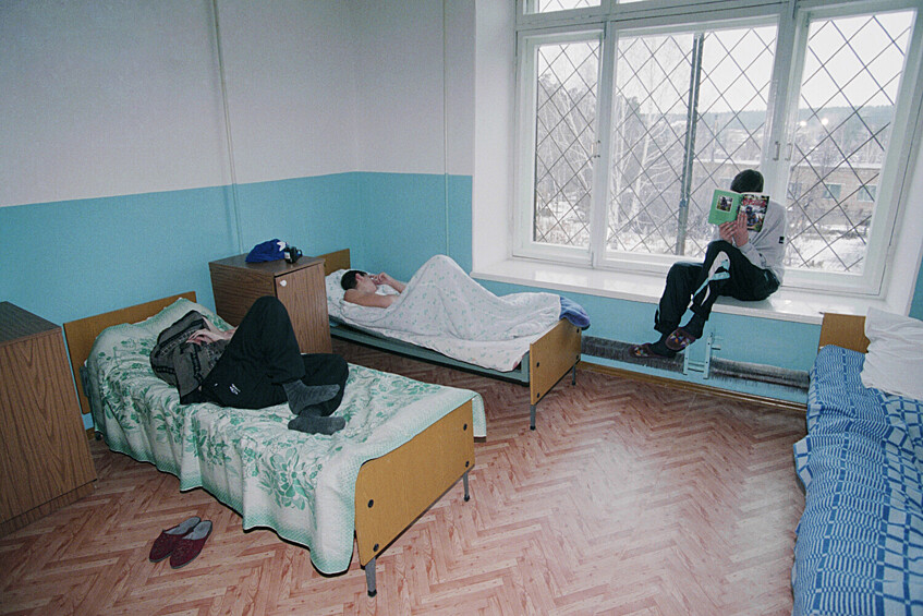В одной из палат медицинского центра в Новосибирске, Россия, 27 октября 1998 года