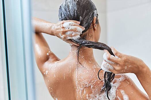 Врач перечислила россиянкам опасные привычки после мытья волос