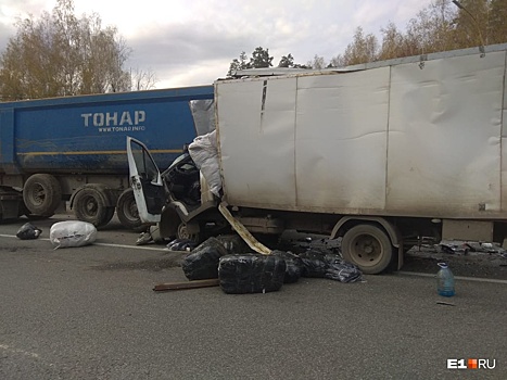 На выезде из Екатеринбурга «Газель» врезалась в стоящий на обочине грузовик с прицепом