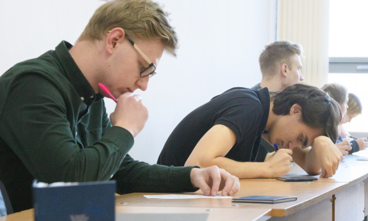 Приёмная кампания в вузы. Сессия в вузе. Комиссия экзамена в вузе. Абитуриент подает документы. Стол на государственный экзамен.