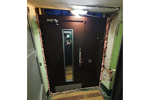 Россиянка пожаловалась на двери в подъезде и вызвала сочувствие в сети