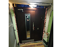 Россиянка пожаловалась на двери в подъезде и вызвала сочувствие в сети