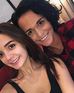 Слава. В 18 лет родила дочь Сашу. Но с отцом девочки вскоре развелась. Сейчас певица замужем за бизнесменом Анатолием Данилицким, от которого родила дочку Антонину.