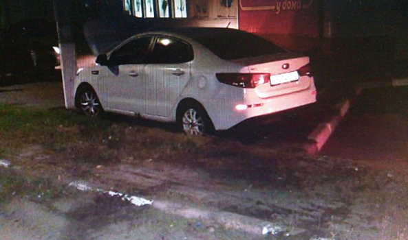 Воронежец за рулем KIA Rio врезался в столб, скрываясь в пьяном виде от полицейских