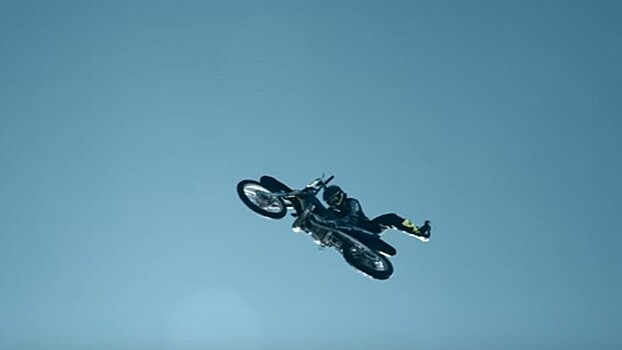 Райдер FMX совершил прыжок с одного движущегося БЕЛАЗа на другой