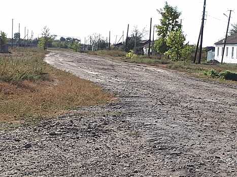 Жители поселка в Питерском районе несколько лет добиваются ремонта поселковых дорог