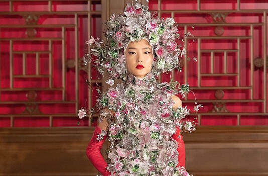 Платья в духе эпохи Ренессанса, обилие бантов и головные уборы из цветов: как прошел показ Valentino в Пекине