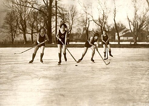 Женский хоккей в купальниках или Зимние развлечения в стиле ретро