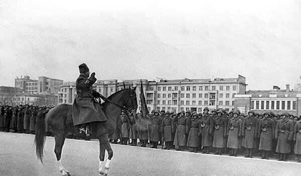Двенадцать парадов 1941 года. Как готовились отмечать 7 ноября в Москве и других городах СССР