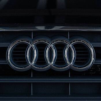 Неизвестные с молотками напали на водителя Audi в пробке в Москве