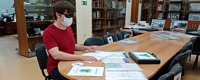 В новосибирской библиотеке собрали «антиковидный чемоданчик» для незрячих