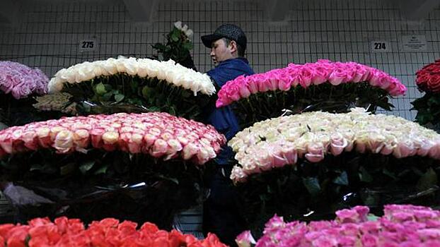 «Присылайте машину, букет и мужчину»: как в Москве и Петербурге работает бизнес цветов в аренду к 8 Марта