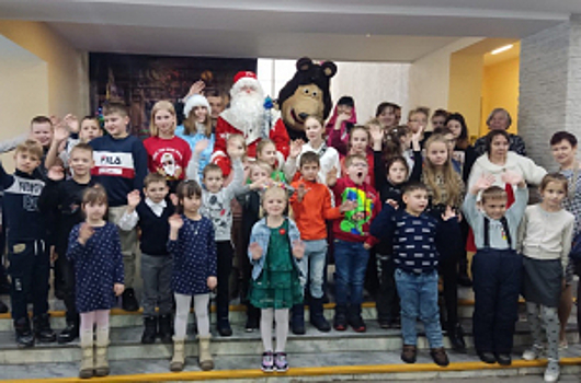 В Екатеринбурге более пятисот детей сотрудников полиции встретились с Дедом Морозом