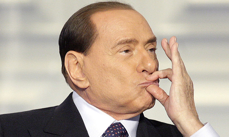 Берлускони родился 29 сентября 1936 года в Милане в неблагополучном, криминализованном квартале у железнодорожных путей. Его отец был антифашистом и банковским служащим, мать - домохозяйкой. В детстве Берлускони приходилось работать - он собирал картофель и помогал доить коров на ферме. 