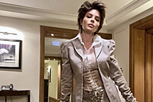 59-летняя актриса появилась на Неделе моды в откровенном корсете