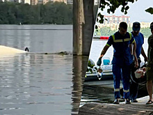 На Воронежском водохранилище катер с детьми на борту врезался в опору электропередачи