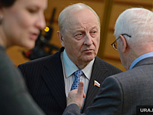 Оппозиция приготовила девять сменщиков сенатора Росселя. В списке — генерал, актер и журналистка