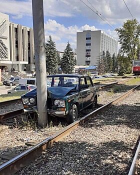 В Саратове "ВАЗ" врезался в столб между трамвайными путями