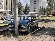 В Саратове "ВАЗ" врезался в столб между трамвайными путями