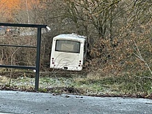 В Аксае пассажирский автобус улетел в кювет
